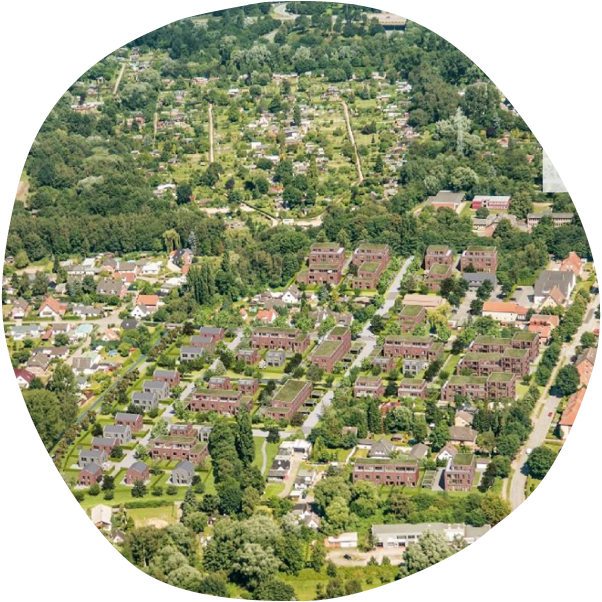Drohnenaufnahme des Stadtteils Wilhelmsburg von oben – lebendiger urbaner Bereich als Standort des inklusiven Wohnprojekts