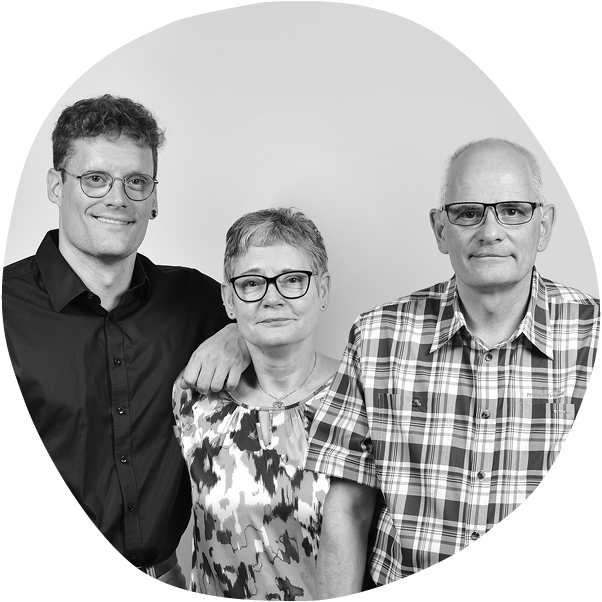 Christopher Pröhl, Frau Pröhl und Hendrick Pröhl schauen lächelnd in die Kamera